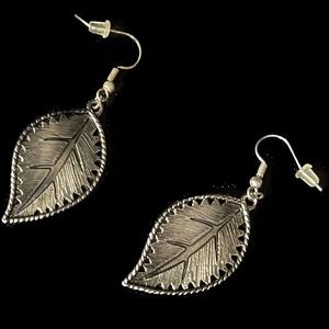 Leaf earring in a light weight medal